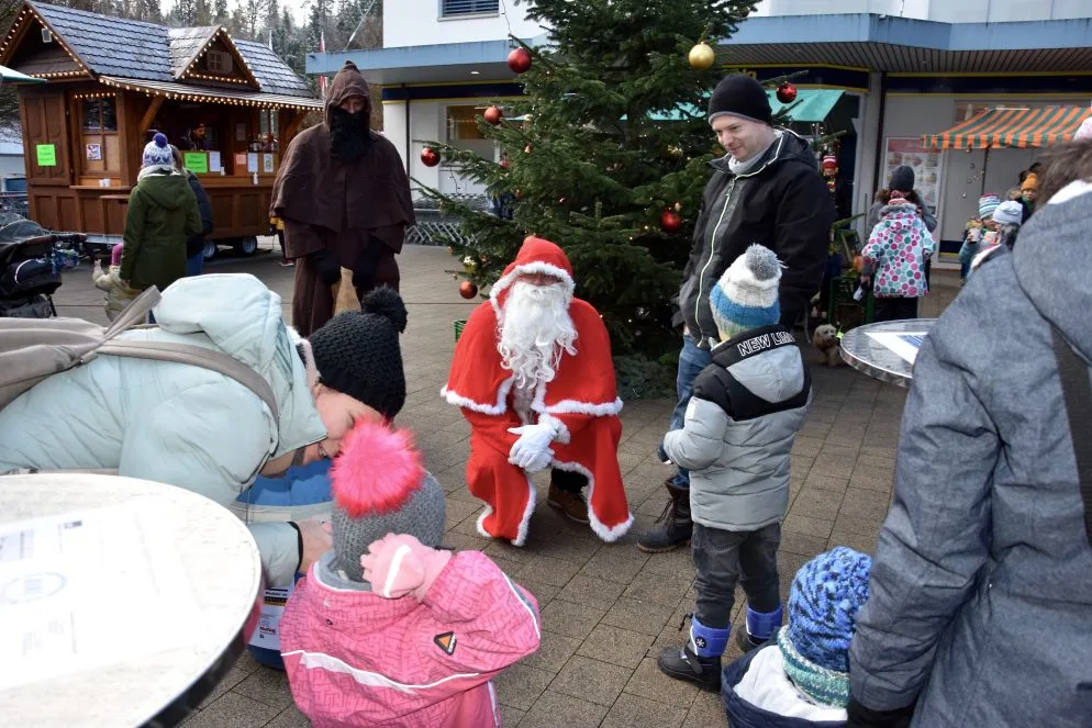 christkindlimart_rikon_2_mav_web Samichlaus und Schmutzli stehen im Fokus der Kinder., Ursula Perk (links) vom Frauenverein verkauft ein Adventsgesteck an Kundin Yaima Esquivel Sosa., Agnes Schai, Moni Furrer und Brigitte Bossert (von links) beim Stand des Frauenturnvereins Rikon., Der Christchindlimärt lockt zahlreiche Besucher an.