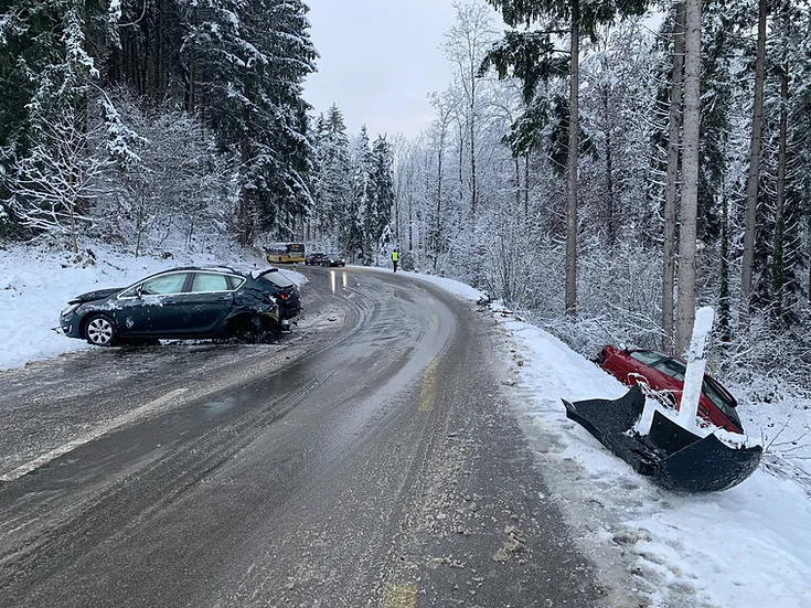 75890c_52ba3c878d624cef8a522855bc936276_mv2 Beim Unfall auf der Strasse zwischen Wildberg und Turbenthal wurden drei Autos beschädigt., Die Rettungsdienste mussten schweres Gerät aufbieten, um ein Auto zu bergen., Wieso der Unfallverursacher mit seinem Auto ins Schleudern gekommen ist, muss die Polizei noch abklären., Offenbar ist auch Öl ausgelaufen., Neben der Feuerwehr war auch die Polizei im Einsatz.