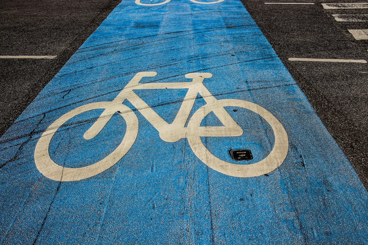 bike-path-g6ae394eec_1920 Abgestimmt wird am 28. November. Wetziker Parlament und Stadtrat empfehlen die Annahme der Vorlage., Das Fussweg- und Velonetz Wetzikon soll für sechs Millionen Franken verbessert werden. , Die Grünen zogen ihre ursprüngliche Initiative zugunsten des Gegenvorschlags des Stadtrats zurück. , Am 28. November kommt dieser nun zur Abstimmung.