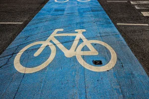 bike-path-g6ae394eec_1920 Abgestimmt wird am 28. November. Wetziker Parlament und Stadtrat empfehlen die Annahme der Vorlage., Das Fussweg- und Velonetz Wetzikon soll für sechs Millionen Franken verbessert werden. , Die Grünen zogen ihre ursprüngliche Initiative zugunsten des Gegenvorschlags des Stadtrats zurück. , Am 28. November kommt dieser nun zur Abstimmung.