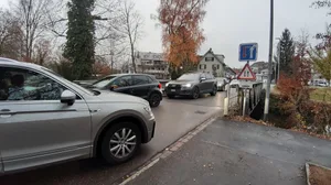 klein_20211126_160455 Früher war das Kreuzen auf der Brücke kein Problem, doch in den letzten Jahren sind die Autos immer breiter geworden., Über die Memphisbrücke führt der Berufsverkehr durch das Stadtzentrum., Dass Fussgänger und Velofahrer die Strasse überqueren, macht die Situation noch komplizierter. , In der abendlichen Rushhour blockieren sich die Autofahrer oft gegenseitig.