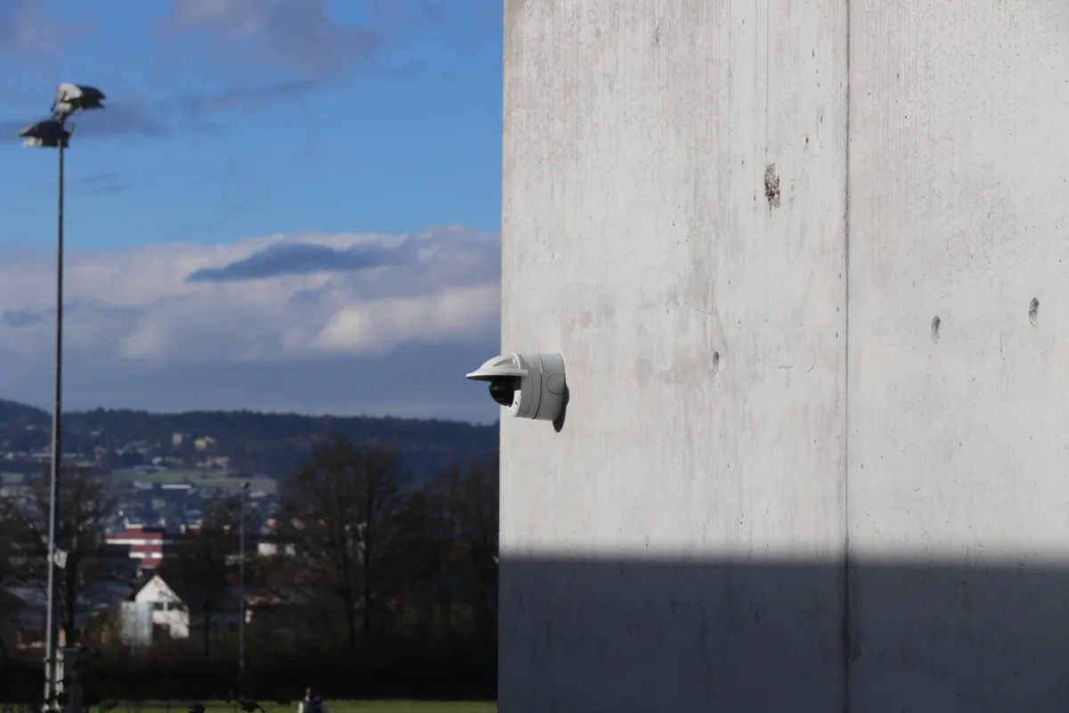 2s6a4858 Fünf Orte lässt die Gemeinde Volketswil mit Kameras überwachen., Über die Revision des Reglements entscheiden die Stimmbürger an der Gemeindeversammlung., Auch beim Kultur- und Sportzentrum Gries wird mit einer Kamera überwacht., Wenn die Kameras nicht gut sichtbar sind, müssen nach dem neuen Reglement..., ... Hinweise auf die Überwachung angebracht werden., Diese Kamera ist beim Clubhaus des FC Volketswil angebracht., Dort hat es schon einen Einbruch und Vandalismus gegeben.