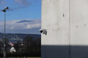 2s6a4858 Fünf Orte lässt die Gemeinde Volketswil mit Kameras überwachen., Über die Revision des Reglements entscheiden die Stimmbürger an der Gemeindeversammlung., Auch beim Kultur- und Sportzentrum Gries wird mit einer Kamera überwacht., Wenn die Kameras nicht gut sichtbar sind, müssen nach dem neuen Reglement..., ... Hinweise auf die Überwachung angebracht werden., Diese Kamera ist beim Clubhaus des FC Volketswil angebracht., Dort hat es schon einen Einbruch und Vandalismus gegeben.