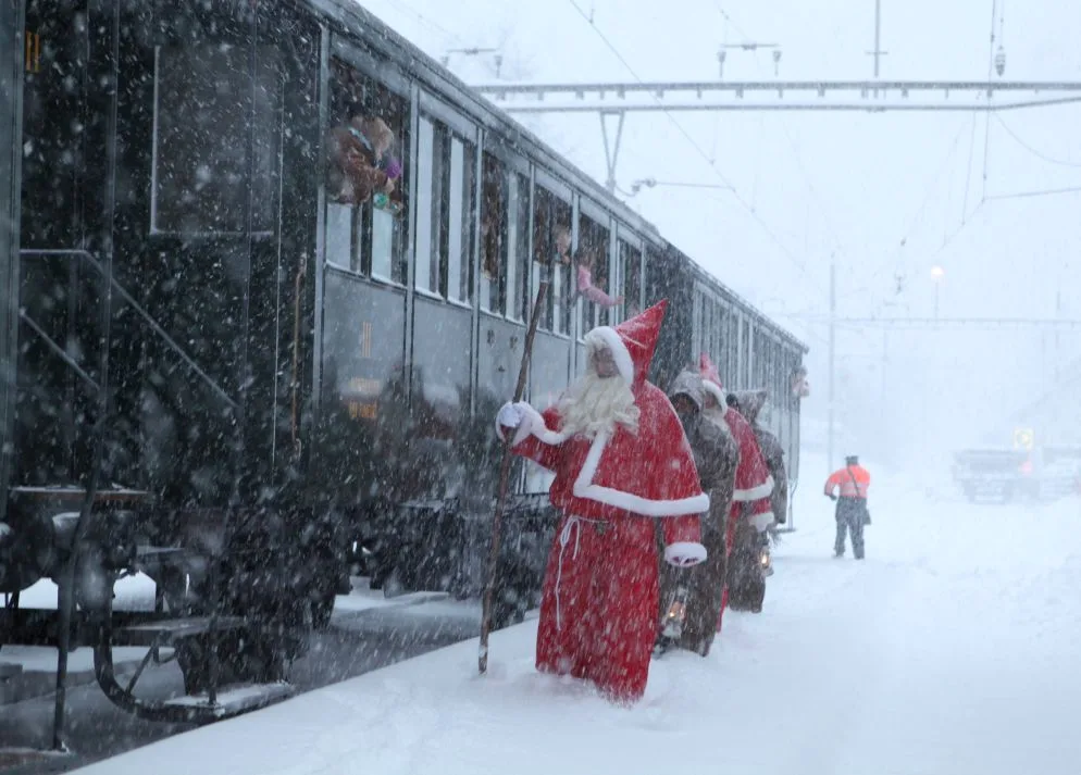 samichlaus-express_2017_bauma2_jpg Dieses Wochenende ist der Samichlaus Express des Dampfbahn-Vereins Zürcher Oberland in der Region unterwegs., Familien dürfen in Bauma einen Dampfzug besteigen und treffen auf ihrer Fahrt den Samichlaus an., Dieser begleitet sie zurück nach Bauma in die historische Bahnhofshalle., Dort kriegt jedes Kind ein Geschenksäckli.