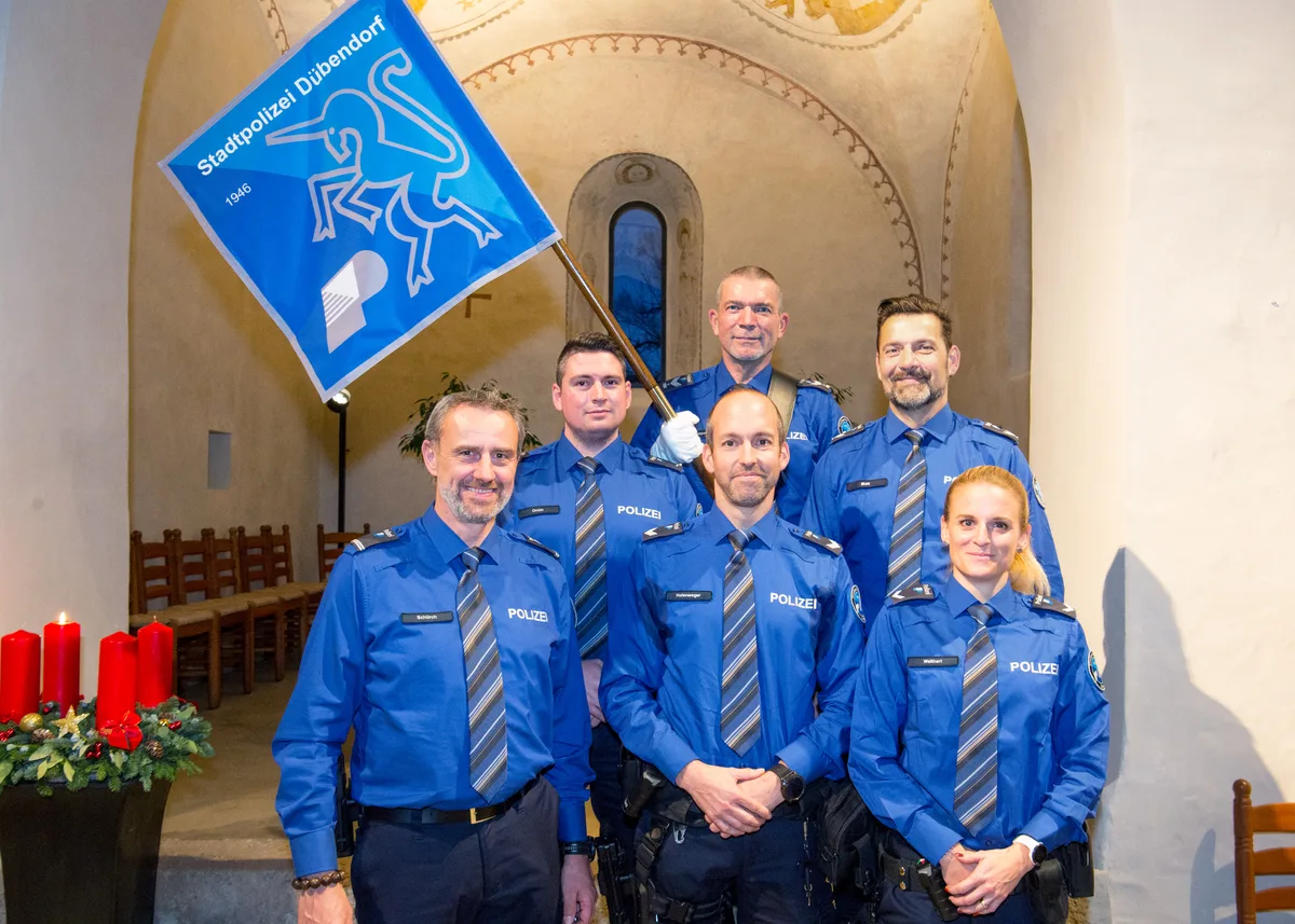08_namen_siehe_manuskript Die neu vereidigten Dübendorfer Polizisten mit Fahnenträger Daniel Leppert (hinten).