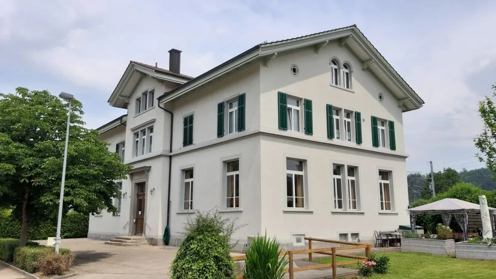 altes-primarschulhaus-wila-liegenschaftenstrategie Unter anderem können die Bewohner über das weitere Vorgehen beim alten Primarschulhaus …, … dem Batzhaus, wo sich das Ortsmuseum befindet, …, und zum Peterhaus an der Tösstalstrasse ihre Meinung abgeben.