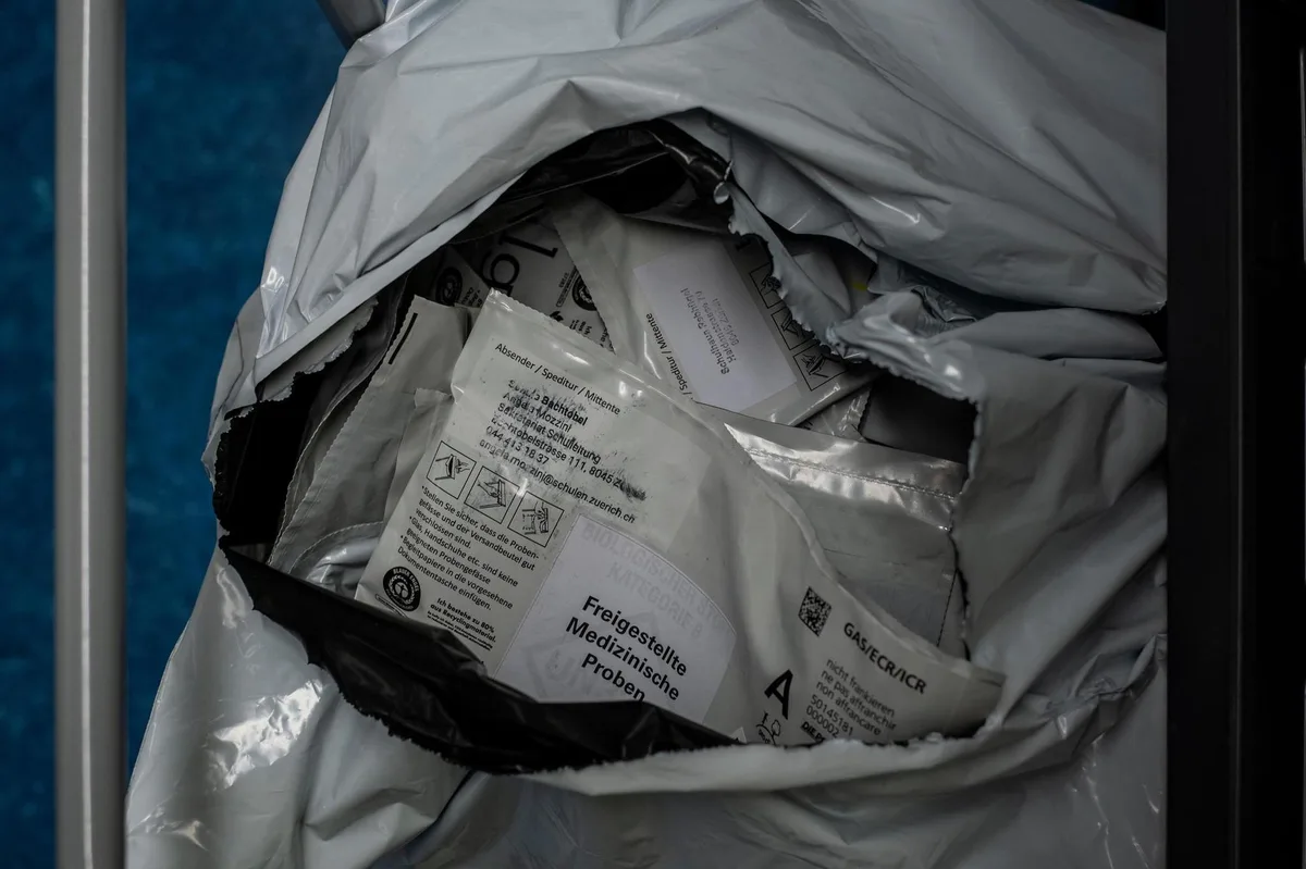 Ein Sack voller Corona-Tests ist auf dem Bild zu sehen.