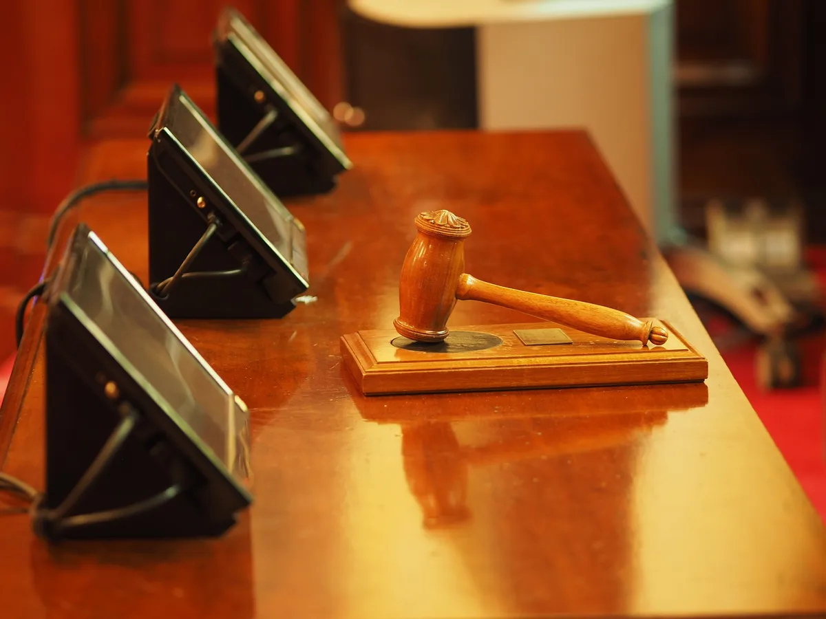 judge-1587300_1920 Am Bezirksgericht wurde der Angeklagte zu einer Freiheitsstrafe und zu Schadenersatz verurteilt.