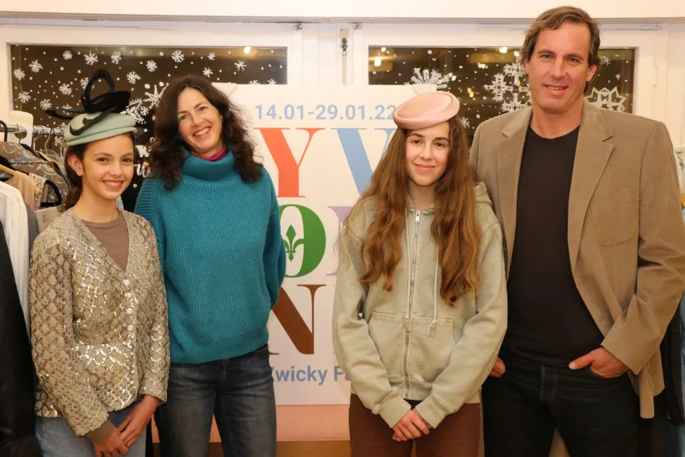 klein_gruppenbild_theaterfamilie_faellanden Sie wirken vor oder hinter den Kulissen mit (v.l.): Leanne, Nadia, Ayla und Christoph Ramseyer. , Mitte Januar feiert die Theatergruppe mit ihrem Stück Premiere., Bis dahin gibt es noch viel zu tun., Die Mitwirkenden dürfen sich ihre Rollen selber erarbeiten.