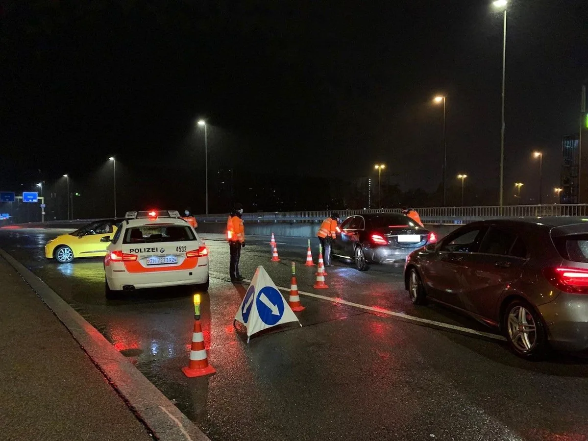kontrolle-uster-polizei_0 Rund 170 Fahrzeuge wurden in Uster und Bülach kontrolliert.