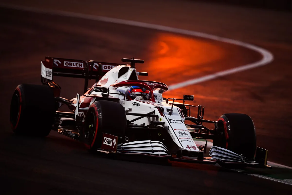 Kimi Räikkönen im Sonnenuntergang: Mit dem Saisonende tritt der Finne zurück., Auch Antonio Giovinazzis Formel-1-Karriere ist fürs Erste vorbei., Der Italiener erhielt von Sauber keinen neuen Vertrag mehr.