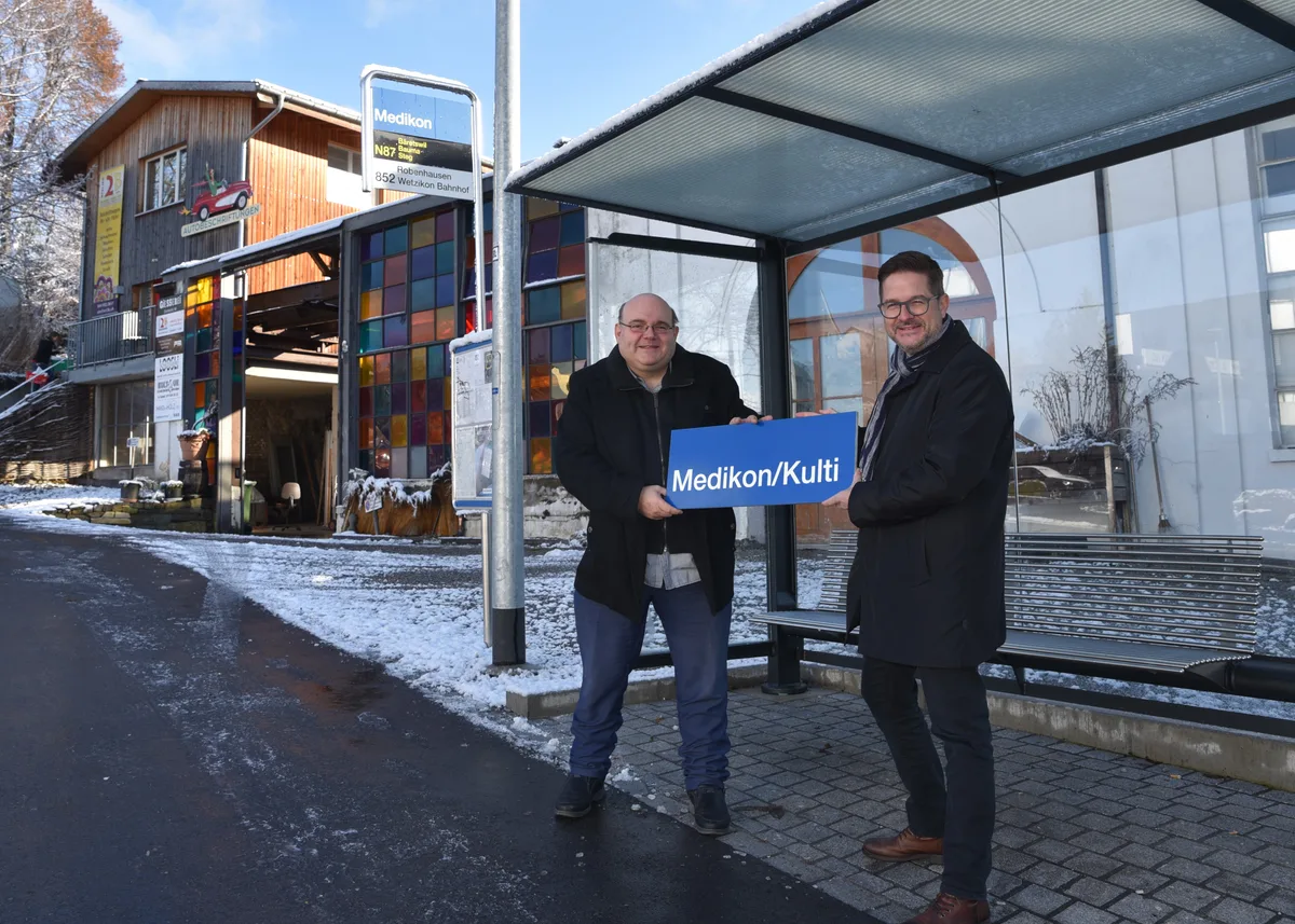 umbenennung_bushaltestelle_medikon_002 Joe Schmid, Leiter Angebot und Markt VZO (r), übergibt Stadtrat Pascal Bassu (SP) das neue Namensschild der Bushaltestelle.