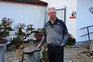 bonsai-wila-diebstahl-hahner-3 Wolfang Hahner vor dem leeren Sockel: Hier hat ein dreister Dieb seinen geliebten Bonsai gestohlen., Seit 1991 hat der Wilemer diesen Zwergbaum gepflegt und gestaltet., Den Gestaltungsprozess des gestohlenen Bonsais hat Hahner dokumentiert. Die Pflanze verfügt über eine Art Pass., Im Winter brauchen die Bäume Ruhe – auch im Bonsai-Garten in Wila., Hahner besitzt über 250 Bonsai-Bäume. Rund 100 davon gehören zu seiner privaten Sammlung.