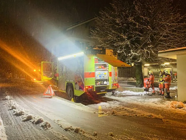 brand-kinderwagen-turbental-feuerwehr-bahnhof Rund eine halbe Stunde dauerte der Feuerwehreinsatz in Wila., Wieso der Kinderwagen brannte, wird aktuell noch abgeklärt.