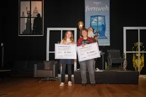 dsc_4190-modifica Nora Schulthess (links) und Silvia Isgrò heissen die Gewinnerinnen des Schreibstar-Wettbewerbs., Der Saal im Pfäffiker Chesselhuus war passend zum Thema «Fernweh» dekoriert., Dani Sigel, CEO der Zürcher Oberland Medien AG, hatte das Publikum im Chesselhuus begrüsst., Er darf beim «Schreibstar» nicht fehlen: Erzähler Marco Caduff., Führte gekonnt durch den Abend: Moderator Giacinto In-Albon. , Sie beurteilten die Geschichten: die Jury-Mitglieder Stefan Baiker, Stefan Nägeli und Sebastian Schuler (v.l.)., Das Publikum lauschte den Geschichten andächtig. , 158 Personen waren beim Schreibstar-Final im Chesselhuus dabei., Jungautorin Nora Schulthess im Gespräch mit Moderator Giacinto In-Albon., Gewinnerin Silvia Isgrò wird von Moderator Giacinto In-Albon befragt.