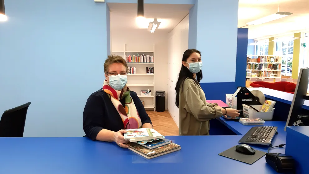 klein_bibliothek_duebendorf_umgebaut_und_saniert_1 Bibliotheksleiterin Bettina Asch (links) und Alexandra Tanner freue sich auf die Kunden., Mit dem neuen Erfassungsterminal geht alles automatisch, nur allfällige Mahngebühren muss man noch an der Theke zahlen., Das Büchercafé: Wenn Corona dann mal vorbei ist, wird es hier dann wieder gemütlicher., Blau dominiert. Der Fischgrät-Parkett entspricht vom Muster her dem Boden im grossen Saal., Blick aus dem grossen Saal in den umgebauten Teil., Der grosse Saal. Hier wurde noch nicht renoviert. Vielleicht kommt das noch., Die Kinderabteilung bekommt noch einen Teppich., Diese Ecke dient als Rückzugsort für die Jugendlichen.