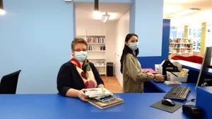 klein_bibliothek_duebendorf_umgebaut_und_saniert_1 Bibliotheksleiterin Bettina Asch (links) und Alexandra Tanner freue sich auf die Kunden., Mit dem neuen Erfassungsterminal geht alles automatisch, nur allfällige Mahngebühren muss man noch an der Theke zahlen., Das Büchercafé: Wenn Corona dann mal vorbei ist, wird es hier dann wieder gemütlicher., Blau dominiert. Der Fischgrät-Parkett entspricht vom Muster her dem Boden im grossen Saal., Blick aus dem grossen Saal in den umgebauten Teil., Der grosse Saal. Hier wurde noch nicht renoviert. Vielleicht kommt das noch., Die Kinderabteilung bekommt noch einen Teppich., Diese Ecke dient als Rückzugsort für die Jugendlichen.
