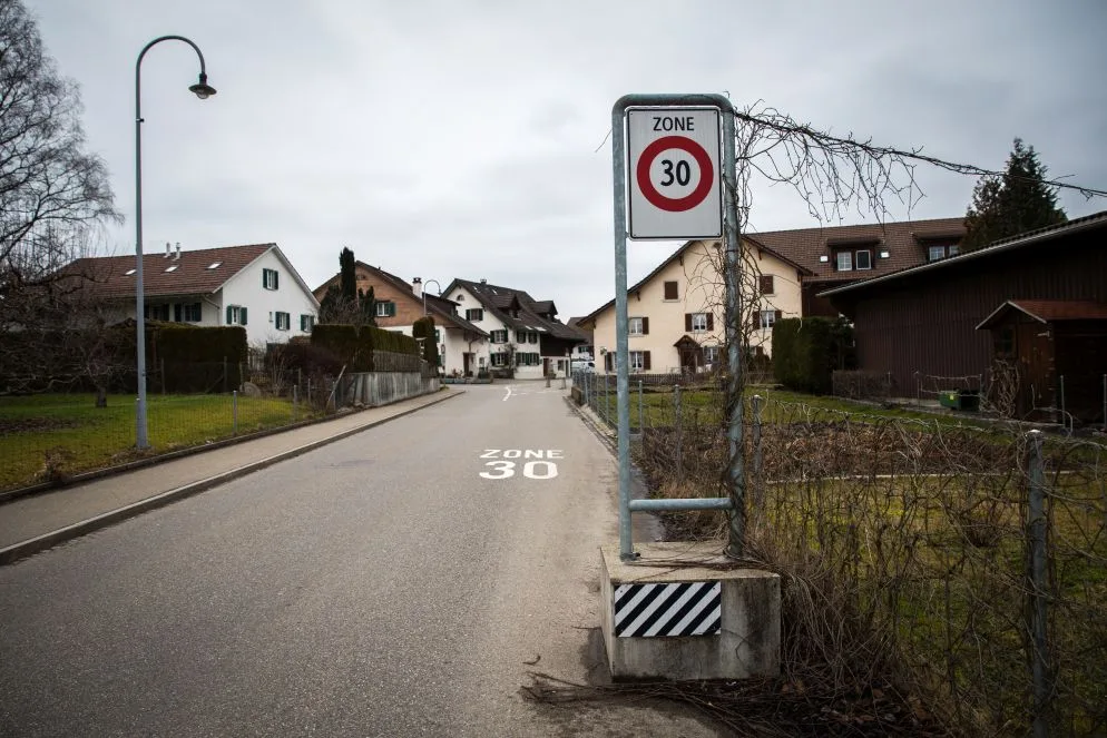Könnte bald auch in Wila Realität sein: Eine Tempo-30-Zone, signalisiert mit einer seitlichen Einengung. , Unter anderem auf der Stationsstrasse könnte bald das tiefere Tempolimit gelten., Zu den möglichen baulichen Massnahmen gehören auch sogenannte Berlinerkissen.