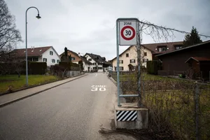 tempo-30-zone-wila Könnte bald auch in Wila Realität sein: Eine Tempo-30-Zone, signalisiert mit einer seitlichen Einengung. , Unter anderem auf der Stationsstrasse könnte bald das tiefere Tempolimit gelten., Zu den möglichen baulichen Massnahmen gehören auch sogenannte Berlinerkissen.