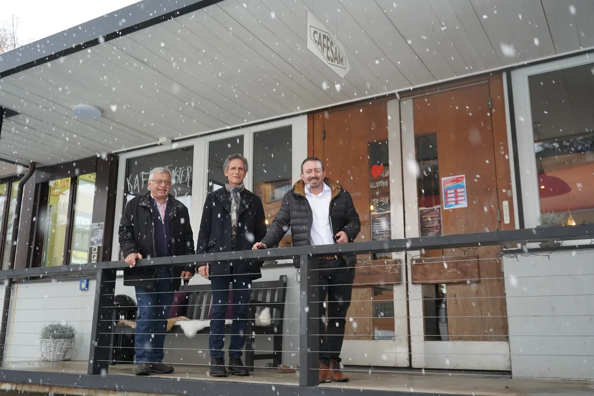 dsc00588 Gerhard Fischer, Leo Nissen und Michael Müller (v.l.) führen über das Areal an der Motorenstrasse 36 in Wetzikon., Für verschiedene Firmen übernimmt Ancora-Meilestei das Abpacken von Produkten und die gesamte Logistik., Ein neues Projekt ist das Café Sam, eine Stelle für niederschwellige Beratung und Vermittlung., In der Schreinerei Wil entstehen Eigenprodukte aus Holz, hier im Café Sam ausgestellt.