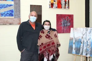 kunst-fuer-alle-steg-alte-weberei-tosstal-fischenthal-2-web Thomas Zwick und Lucretia Simmerle haben die Ausstellung organisiert., Insgesamt machen 20 Kunstschaffende mit., Sie alle haben 20 Kunstwerke beigesteuert. Zehn davon müssen weniger als 300 Franken kosten., Die jüngeren Besucherinnen und Besucher dürfen sich selber zeichnerisch betätigen.