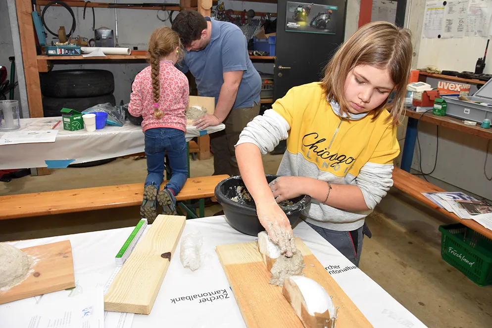 weihnachtswerken_turbenthal_madchenammodellieren_8_mav Bei der Herstellung von Tierunterkünften lernten die Kinder zu modellieren, bohren und sägen., Gebastelt wurde unter Anleitung der Begleitpersonen., Sie zeigten, wie die Werkzeuge richtig zu bedienen sind., Die Kinder wiederum lernten schnell …, … und waren konzentriert bei der Sache., So entstanden verschiedene Gemeinschaftswerke., Mirjam Hiestand und Stefanie John (von rechts), zusammen mit den Kindern Noe, Jaron, Nael, Enea, Alya und Jascha., Kinder Noe, Jaron, Nael, Enea, Alya und Jascha bastelten gemeinsam., Pascale Lauener und ihre Kinder zeigten handwerkliches Geschick., Pascale und Michael Lauener produzierten mit ihren Kindern drei Schwalbennester.