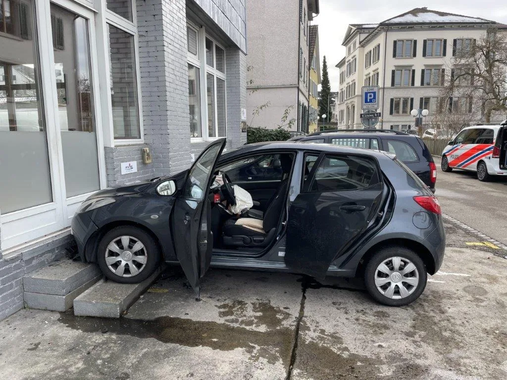 quelle_stapo_1 Mit diesem Auto war die 68-jährige Ustermerin unterwegs., Sie verwechselte Gas- und Bremspedal. Es kam zu einem erheblichen Sachschaden.