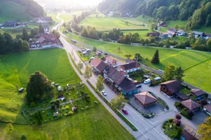 seewadel-temporeduktion-bauma-gemeindeversammlung Fertig ausserorts: Im Weiler Seewadel gilt bald Tempo 50., Die Baumer Gemeindeversammlung erhöhte den Beitrag für die Vorfinanzierung des Hallenbadumbaus., An der Versammlung präsentierte der Gemeinderat diesen Schriftzug, den er auf seiner Reise geschmiedet hatte.