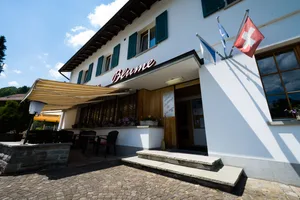 fischenthal-gasthaus-blume-gemeindesaal In der «Blume» befindet sich ein Restaurant, der Gemeindesaal sowie Gastzimmer. Das Gebäude gehört der Gemeinde Fischenthal., Der Gemeindesaal, wo unter anderem auch die Gemeindeversammlungen stattfinden, soll bald von der Gemeinde betrieben werden. , Im Saal finden auch kulturelle Veranstaltungen statt. Wie hier ein Theaterstück über den «Bankvater» Johann Jakob Keller.