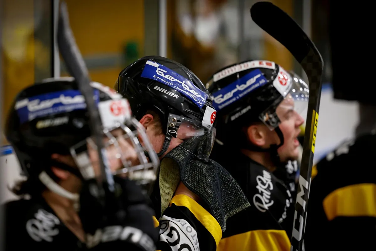 EHCW-Spieler auf der Bank: Im Team gibt es einen Corona-Ausbruch.