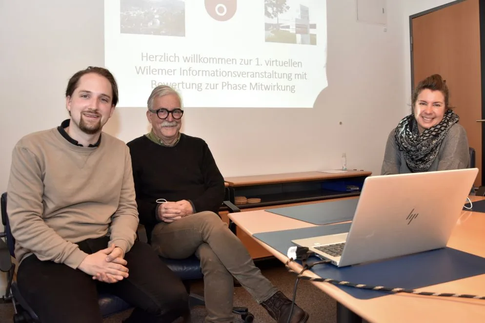 liegenschaftenstrategie-virtuell-wila-simon-moesch-1-mav Simon Mösch, Ueli Erb und Angelika Studer (v.l.) erklären den Inhalt und Ablauf der virtuellen Informationsveranstaltung., Unter anderem dürfen die Wilemer ihre Meinung zur Zukunft des Batzhauses …, … und des alten Primarschulhauses abgeben. Die Begleitgruppe will, dass das Gebäude kein reines Renditeobjekt wird.
