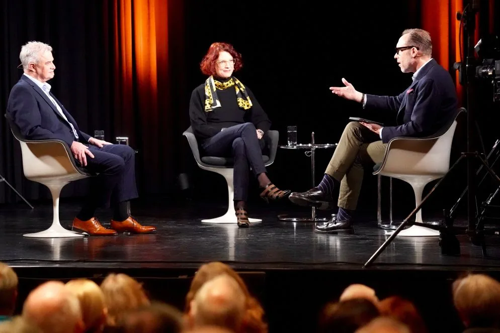 sendungpersonlich_illnaueffretikon_5_mav Moderator Christian Zeugin (rechts) im Gespräch mit «Rössli»-Wirt René Kaufmann (links) und Taxiboot-Unternehmerin Carmen Wili., Die letzten Vorbereitungen vor der Aufnahme. Dazu gehört auch Pudern., Walter Andreas Müller (links) war ebenfalls zu Gast in Effretikon.