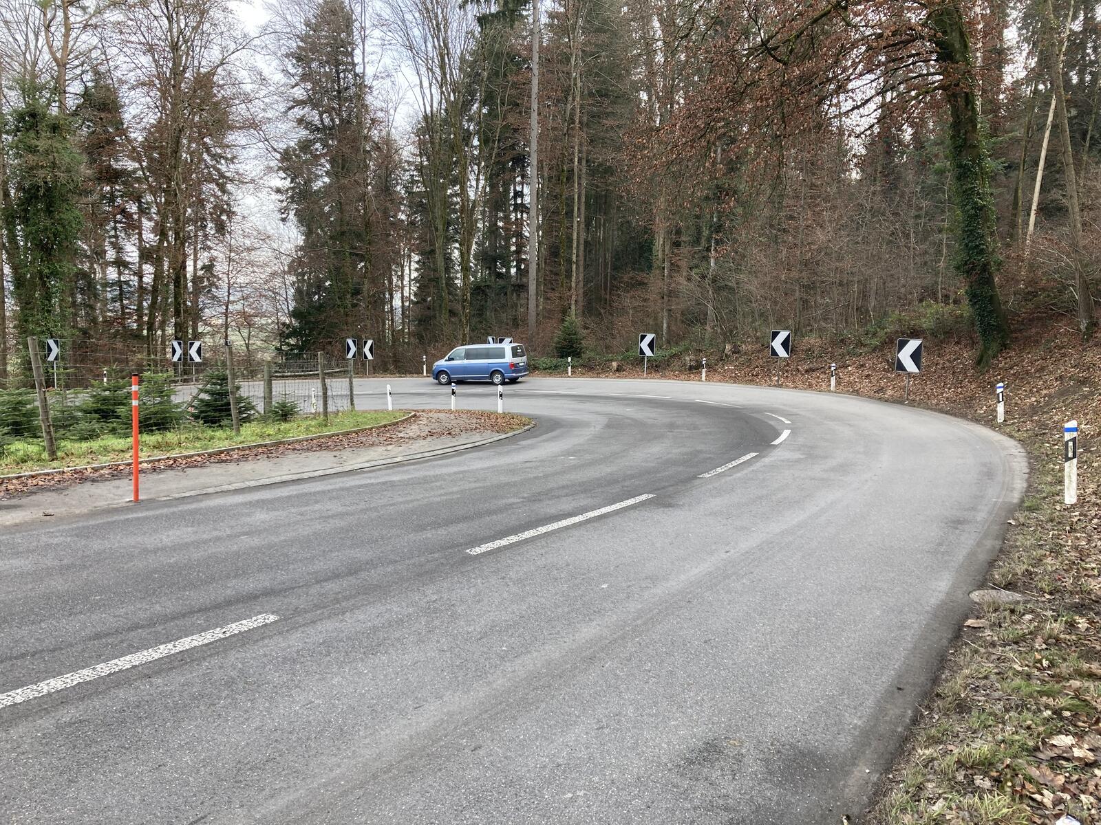 Die Haarnadelkurve der Rällikerstrasse bei Tageslicht.