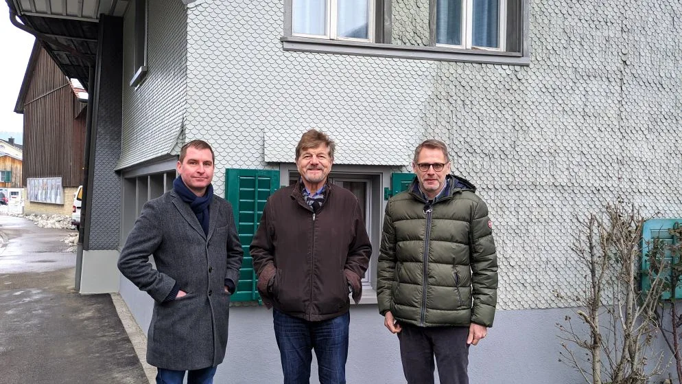 trottoir-wila-verbreiterung-1-furrer-immobilien-hanspeter-meier-elias-furrer-balz-zinniker Elias Furrer, Gemeindepräsident Hans-Peter Meier (SVP) und Gemeindeschreiber Balz Zinniker (v.l.) an der Tösstalstrasse 39., So sieht das breitere Trottoir aus. Im Hintergrund das Haus, dessen Fassade zurückversetzt wurde., Zum Vergleich: So eng war diese Stelle vorher.