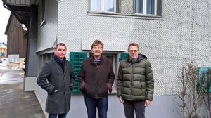 trottoir-wila-verbreiterung-1-furrer-immobilien-hanspeter-meier-elias-furrer-balz-zinniker Elias Furrer, Gemeindepräsident Hans-Peter Meier (SVP) und Gemeindeschreiber Balz Zinniker (v.l.) an der Tösstalstrasse 39., So sieht das breitere Trottoir aus. Im Hintergrund das Haus, dessen Fassade zurückversetzt wurde., Zum Vergleich: So eng war diese Stelle vorher.