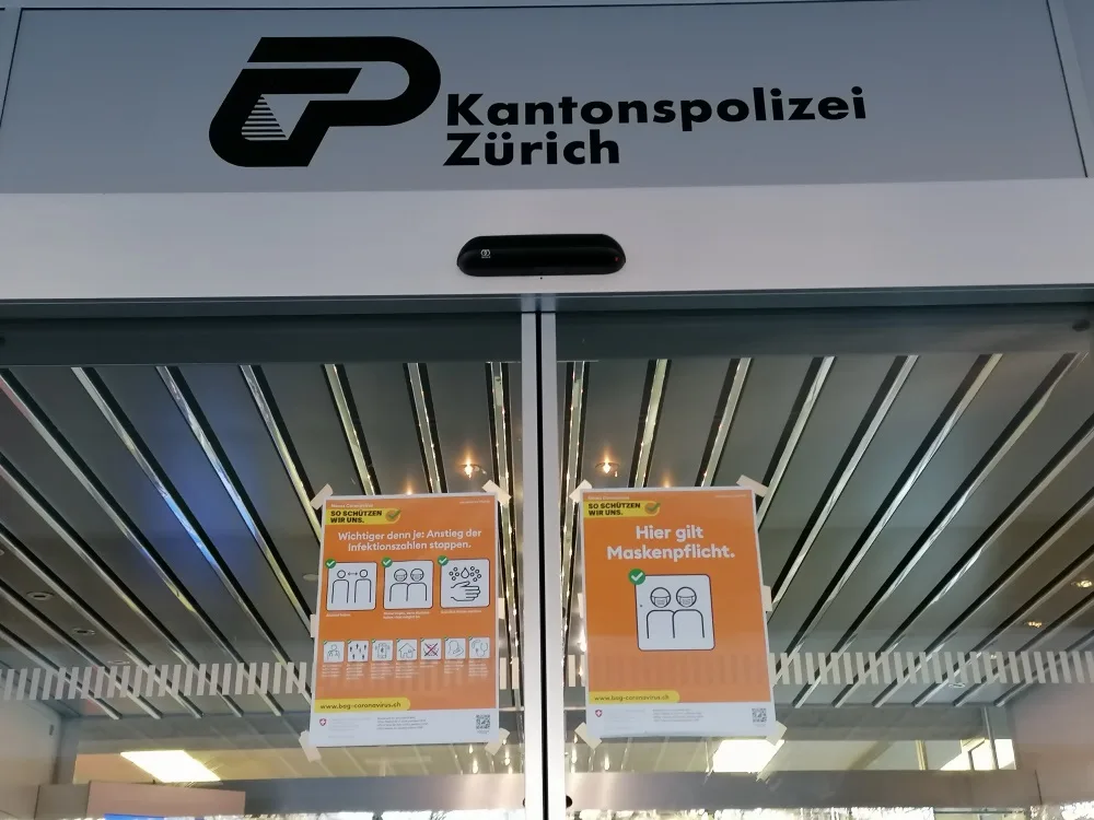 Auch in den Räumen der Polizei gilt Maskenpflicht – ausser man kann einen Dispens vorweisen.