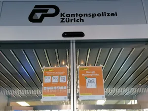 25_polizei_eingang_uster Auch in den Räumen der Polizei gilt Maskenpflicht – ausser man kann einen Dispens vorweisen.