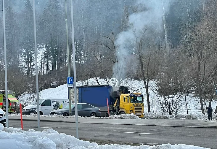 feuerwehr-tww-2 Durch das schnelle Ausrucken der Feuerwehrleute konnte der Brand rasch gelöscht werden., Das Öl wurde aufgefangen., Der Fahrer reagierte geistesgegenwärtig.