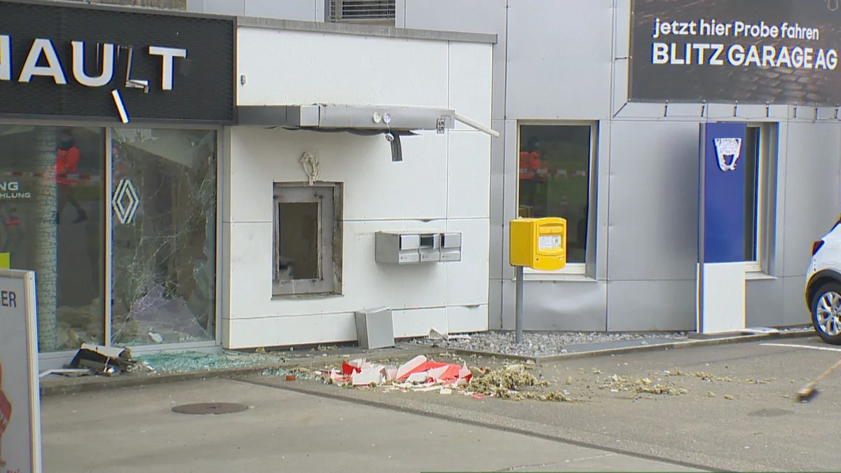 Bei der Avia-Tankstelle an der Zürcherstrasse wurde heute Morgen ein Bankomat gesprengt., Das Gebäude wurde erheblich beschädigt., Nur noch Schutt und Asche: Die Ermittlungen sind in vollem Gange. Wahrscheinlich wurden um die 100'000 Franken erbeutet.