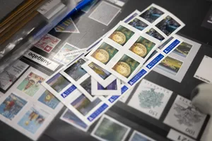20211220113540980 Alles neu ab 1.1.2022: Der Versand von Briefen oder Postkarten in der Schweiz wird teurer., A-Post kostet neu 1.10 Franken (bisher 1 Franken), B-Post neu 90 Rappen (zuvor 85 Rappen)., Um alte Briefmarkenbestände noch aufzubrauchen gibt es Ergänzungsbriefmarken im Wert von 5, 10 und 20 Rappen.