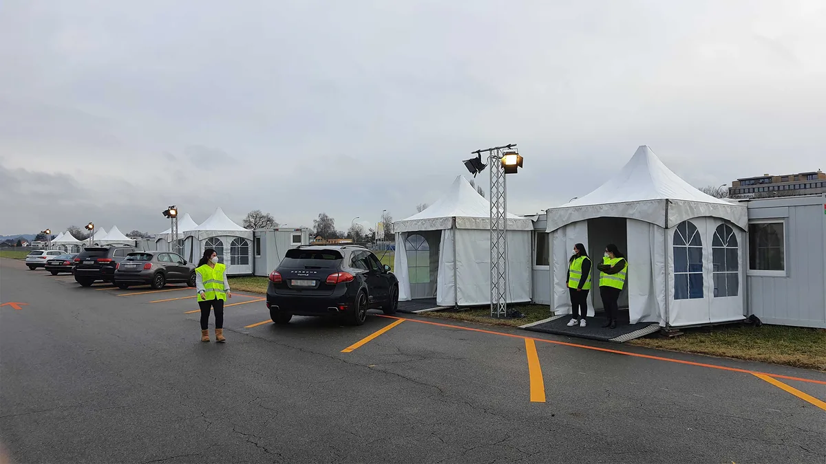 Mit dem Auto zum Piks: Seit heute ist das Drive-in-Impfzentrum in Dübendorf in Betrieb.