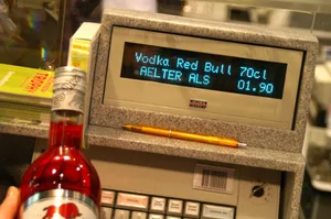 testkaeufe_-_wodkaflasche_und_registrierkasse_0 Die Registrierkasse weist auf die Alterskontrolle hin. Doch nicht in allen Verkaufsstellen hält sich das Personal daran.