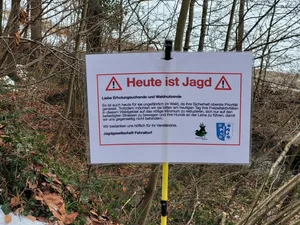 staldenweiher1 Aufgenommen am 22. Dezember: Schilder am Fehraltorfer Staldenweiher informieren über eine Jagd., Nur ein Missverständnis: Der Obmann des Fehraltorfer Jadgreviers konnte aufklären, dass an jenem Tag keine Jagd stattfand.