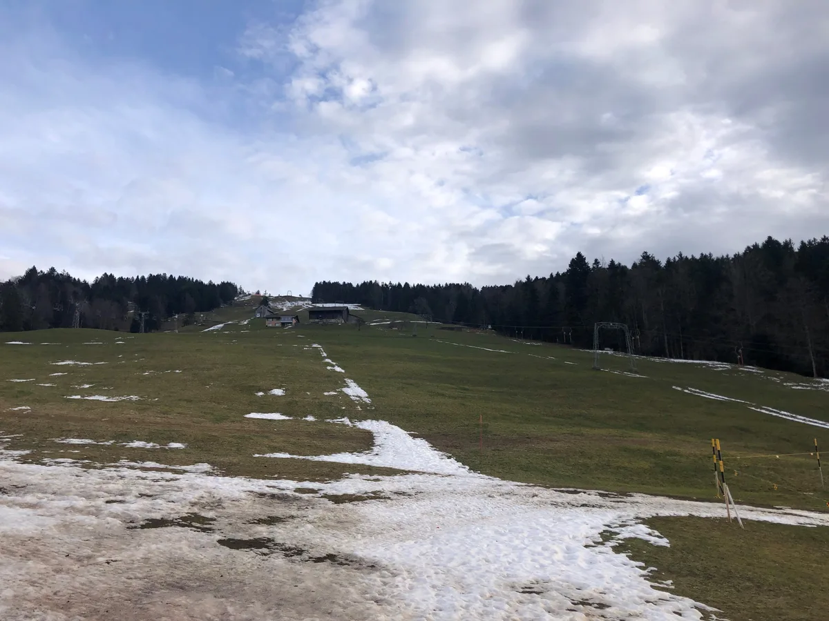 Dreck und Wiese statt Skipiste: Innert wenigen Tagen ist der Schnee im Atzmännig geschmolzen., Dass es zwischen Weihnachten und Neujahr kein Schnee im Atzmännig gibt, sind sich die Betreiber jedoch schon fast gewöhnt.