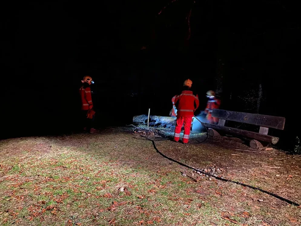 Die Feuerwehr musste einen brennenden Baumstamm in der Nähe einer Feuerstelle löschen., Der Einsatz dauerte rund eine halbe Stunde.