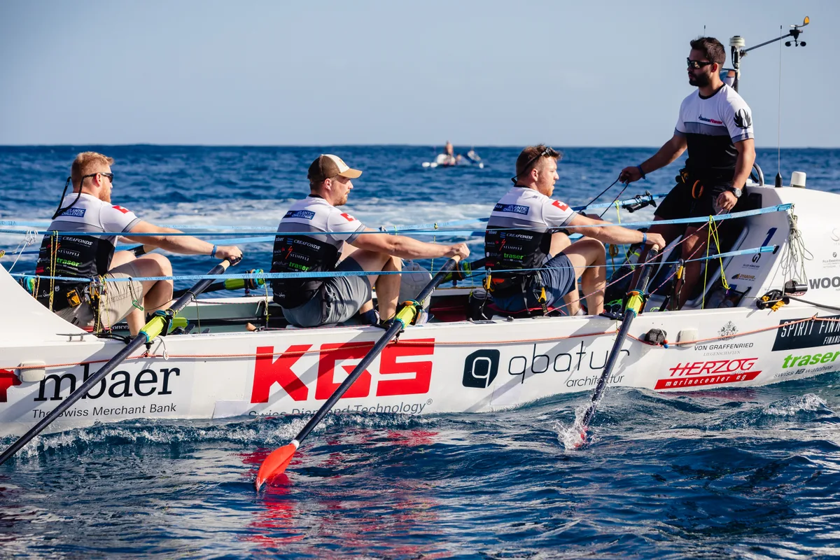 Das Swissraw-Team führt derzeit das Teilnehmerfeld an., Der Hinwiler Roman Möckli (l.) mit seinen Kollegen vor dem Start auf Lo Gomera.