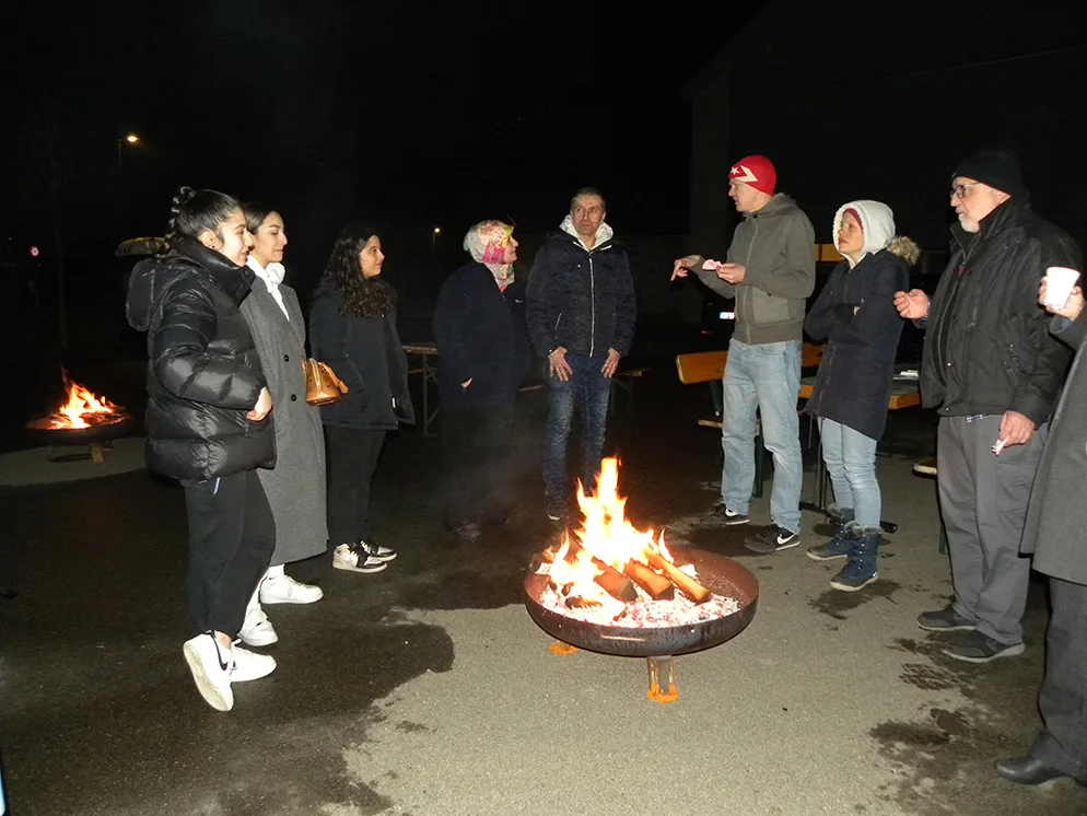 Am ersten Apéro des Verkehrsvereins Turbenthal sorgten Feuerschalen für das passende Ambiente., Organisiert hatte den Anlass Vorstandsmitglied Erich Jung., Zum Aufwärmen gab es ein schmackhaftes Gulasch.