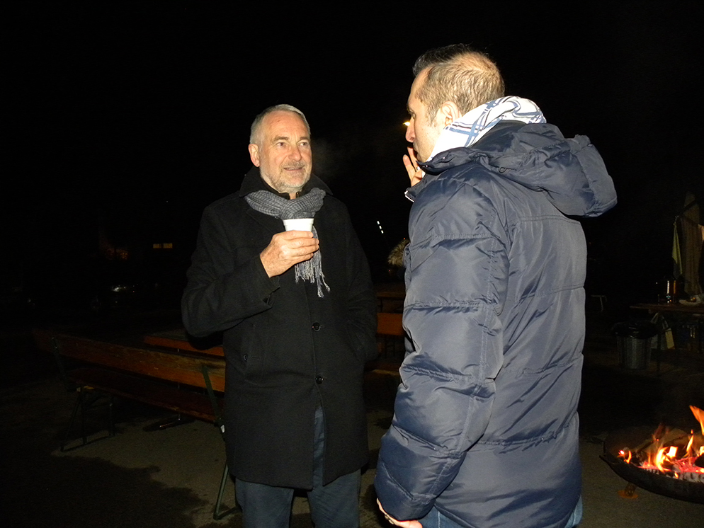 Gemeinderat Heinz M. Schwyter unterhält ich am Silvesterapéro in Turbenthal mit einem Neuzuzüger.