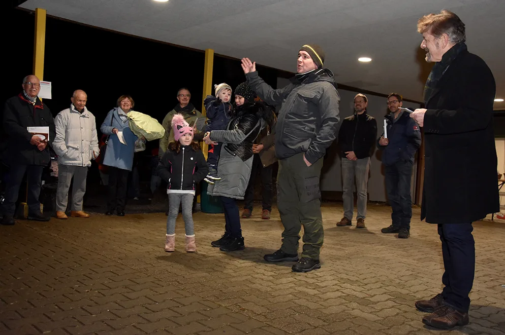 neujahrsempfang2022_wila_einwohner2000_9_mav Dank der Familie Hunziker hat Wila bei der Einwohnerzahl die 2000er-Marke geknackt., Die vier Neuzuzüger wurden im Rahmen des Neujahrsempfangs willkommen geheissen., Mitglieder des Verkehrsvereins versorgten alle mit Glühwein und Punsch., Gemeindepräsident Hans-Peter Meier würdigte die Ortsmuseumskommission.