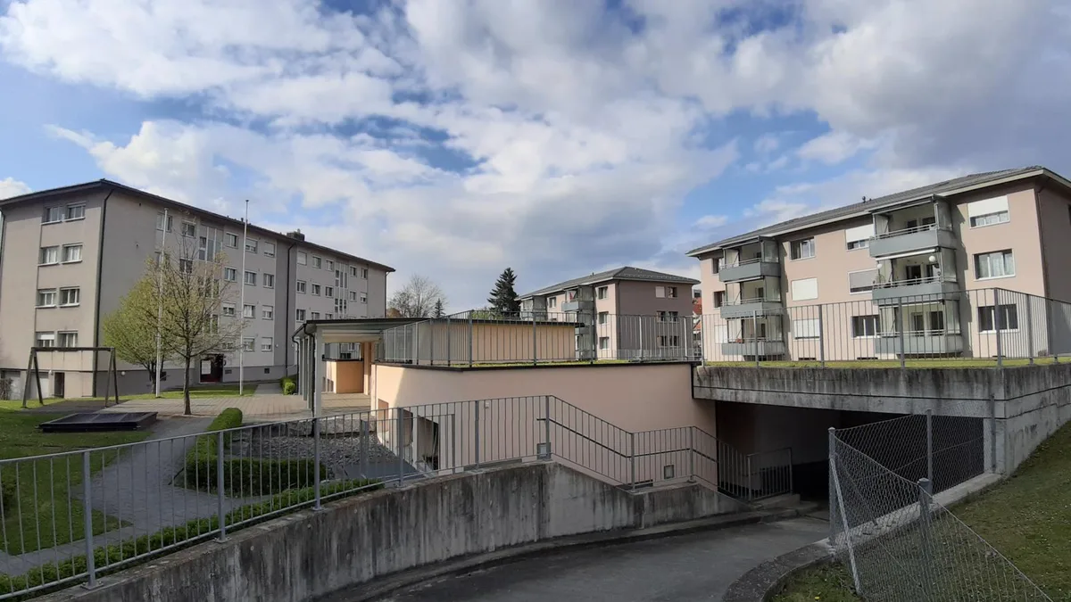 20210413_171317_preview Hier gibt es noch günstige Mieten. Doch gerade im Birchlenquartier wird es im Zuge der Verdichtung viele Neubauten geben., Sind die alten Häuser erst einmal weg, sollen laut Stadtrat auch die «Parkplatzwüsten» der Vergangenheit angehören., Auf diesem Land wird der Eigentümer deutlich mehr Wohnraum realisieren können. Die Stadt will, dass ein Teil davon günstig ist., Die niedrigsten Mieten in Dübendorf – aber nur, weil die Häuser bald abgerissen werden.